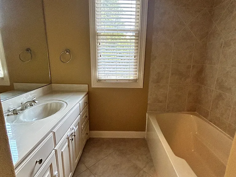 115 Noyant Dr — Photo 29