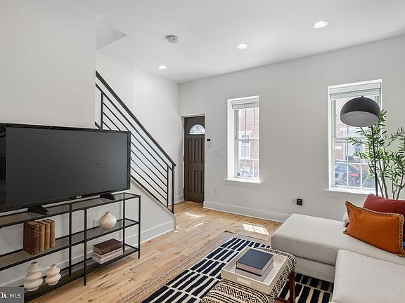 2nd image of 1929 Pemberton St