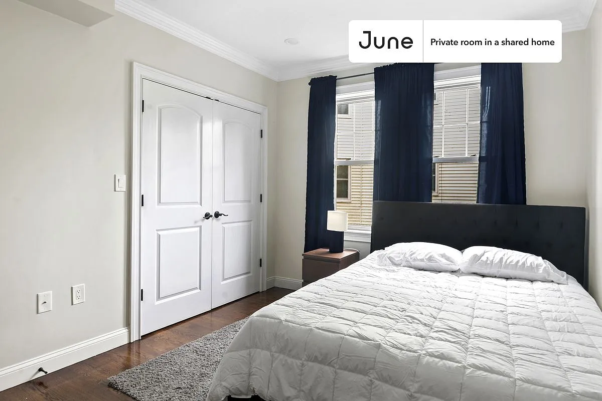 Queen bedroom in 4 bed/1.5 bath home in Brighton #569 C — Photo 1