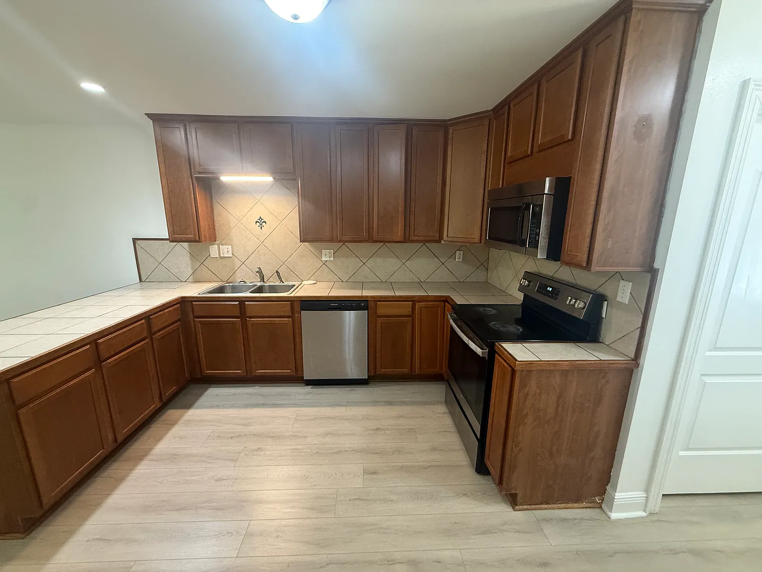 3 bed, 1300 sqft, $1,400 — Photo 2