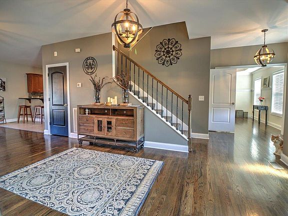 5th image of 174 Pembrooke Cir