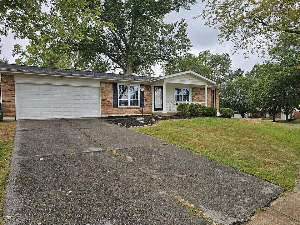1st image of 136 Cherbourg Dr