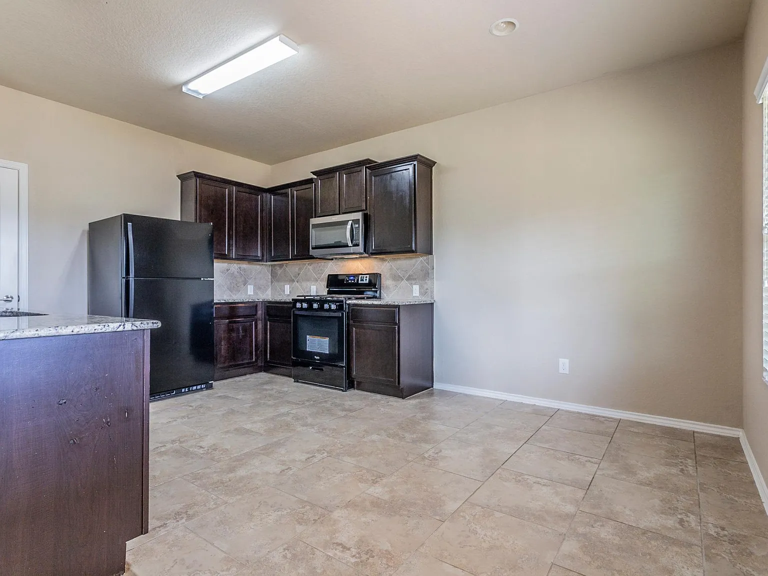 4 bed, 2.5 bath, 2506 sqft, $2,195 — Photo 2