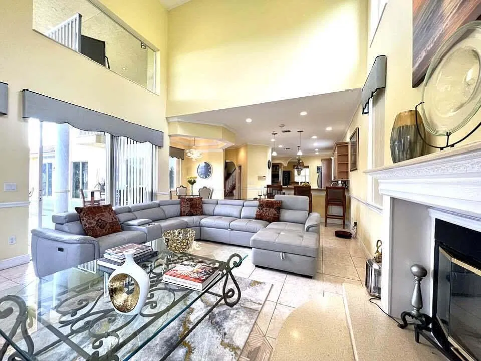 5 bed, 4.0 bath, 4478 sqft, $15,000 — Photo 3