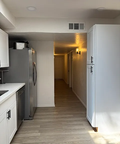 215 E Elm St — Photo 16