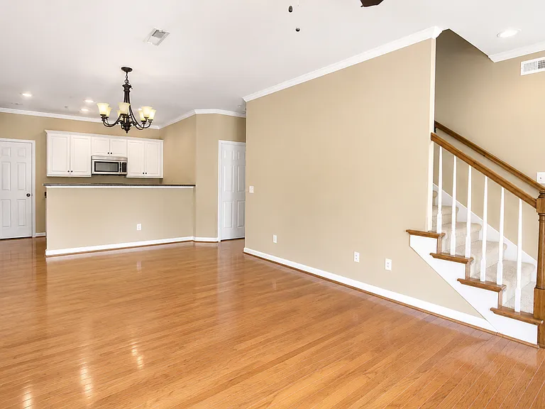 899 Magnolia Ct — Photo 3