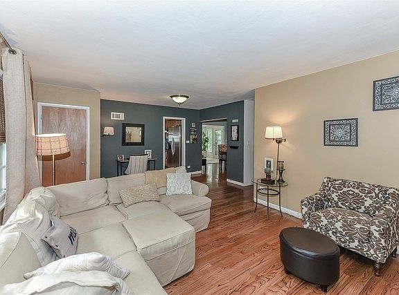 5th image of 140 N Oak Ave