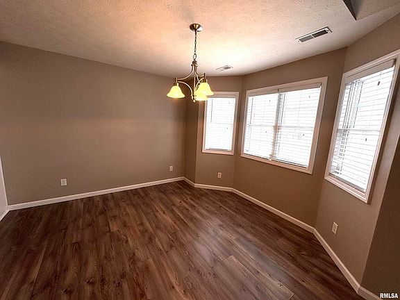 3rd image of 1404 Persimmon Dr