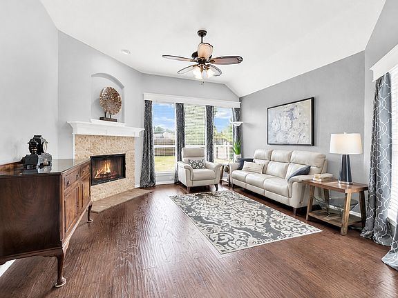 5th image of 2401 Fieldcrest Dr
