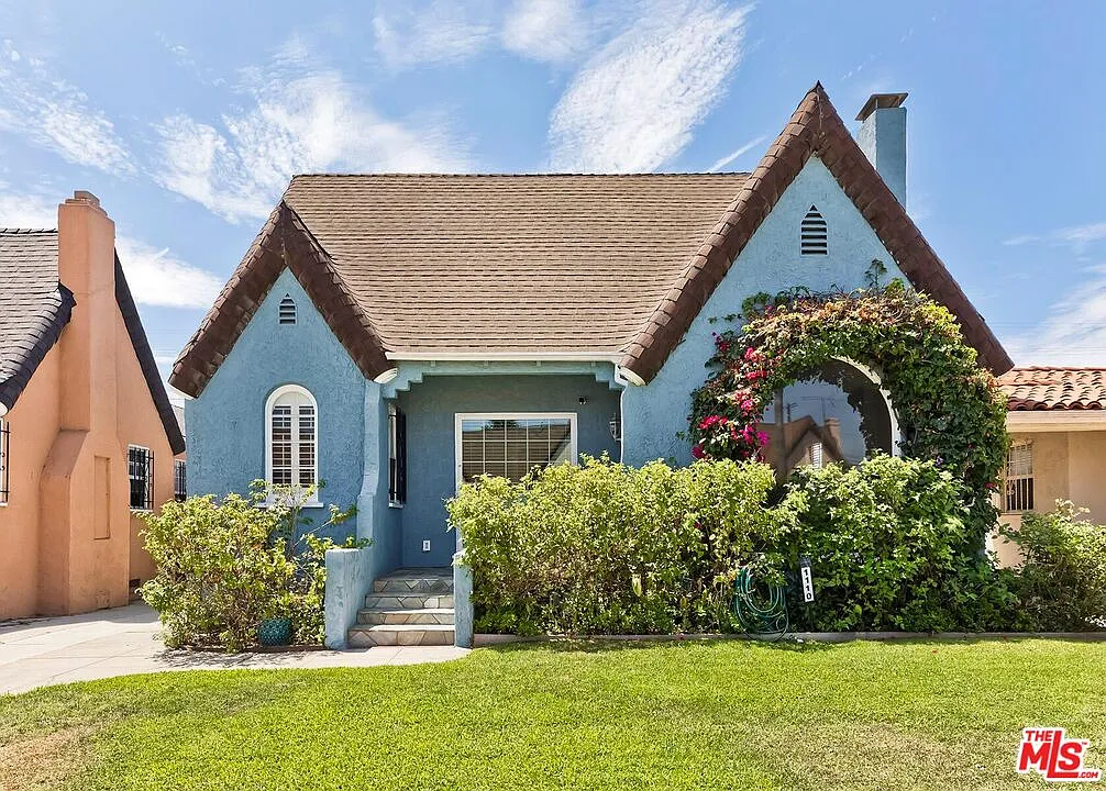 3 bed, 1.0 bath, 1242 sqft, $3,600 — Photo 1