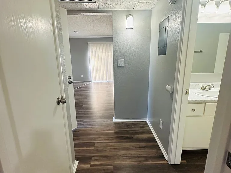 3829 Whitney Ave — Photo 29