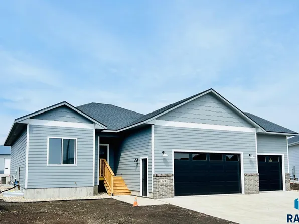 121 Atlantic Cir, Harrisburg, SD 57032