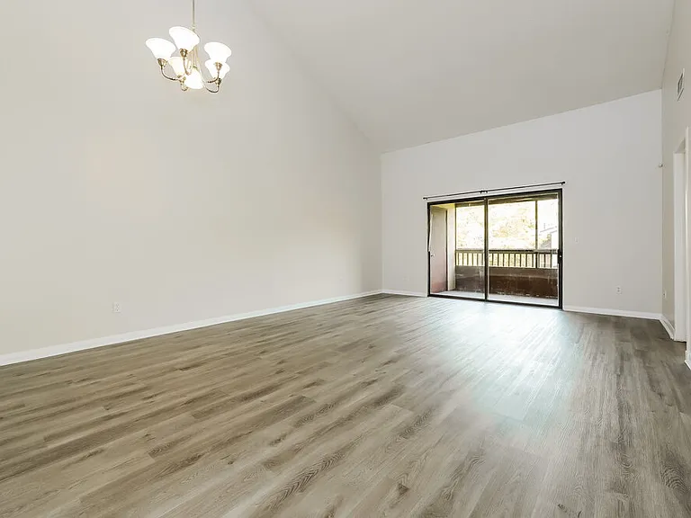 304 Lakeview Dr E — Photo 5