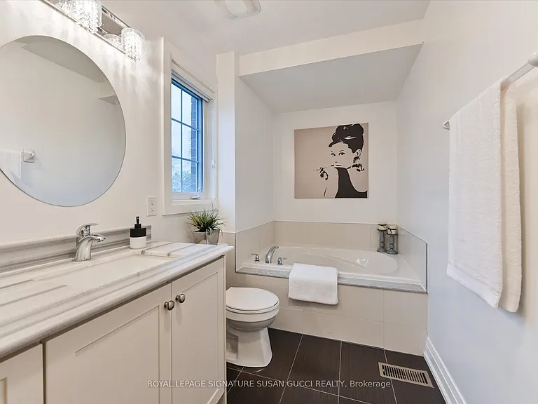2833 Saint Clair Ave E — Photo 27