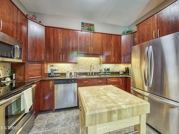 3rd image of 3433 Laurel View Rd