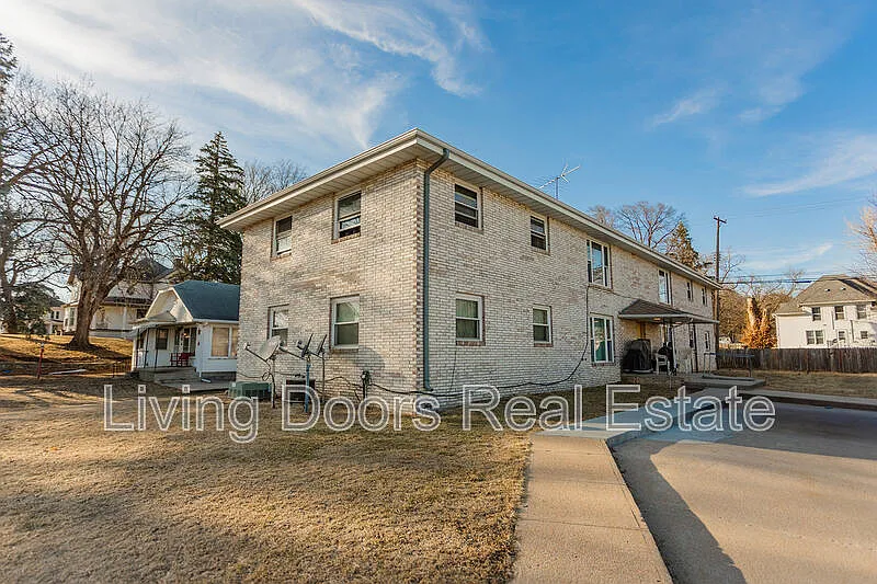 3 bed, 1.0 bath, 1000 sqft, $995 — Photo 3