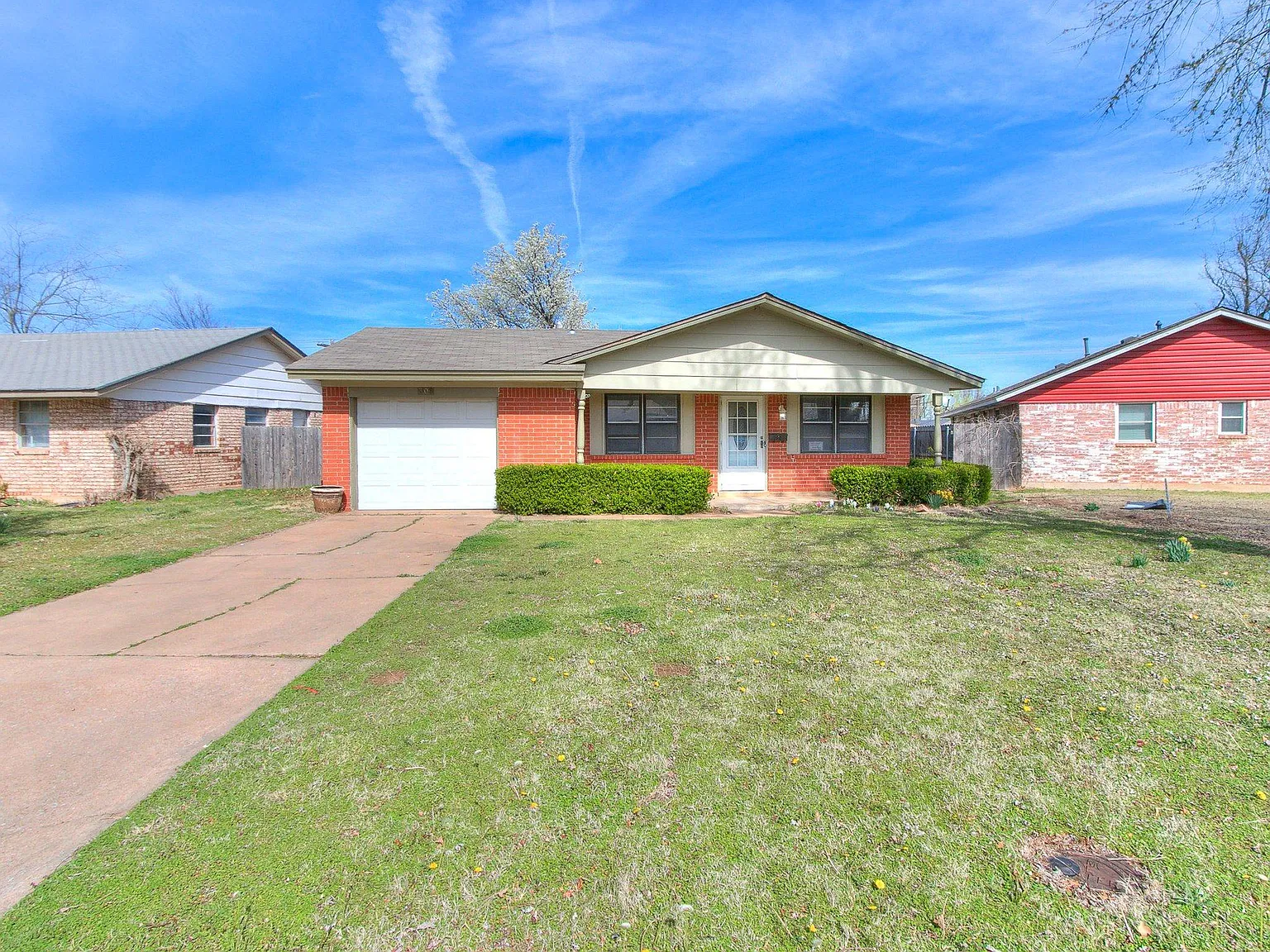 3 bed, 1.5 bath, 895 sqft, $1,050 — Photo 3