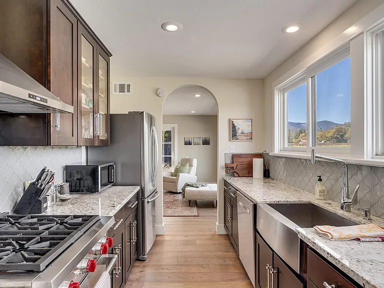 1398 Community Dr — Photo 25