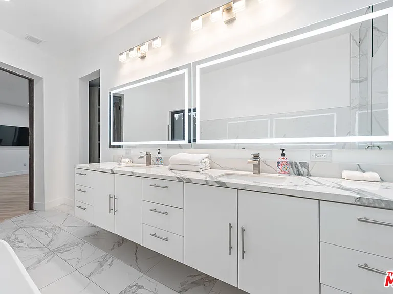 6181 Temple Hill Dr — Photo 28