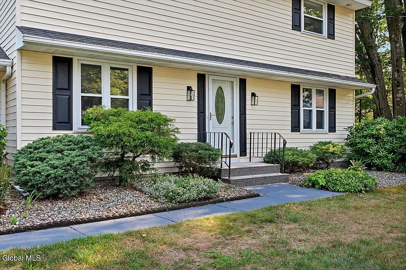 2nd image of 3 Leslie Court