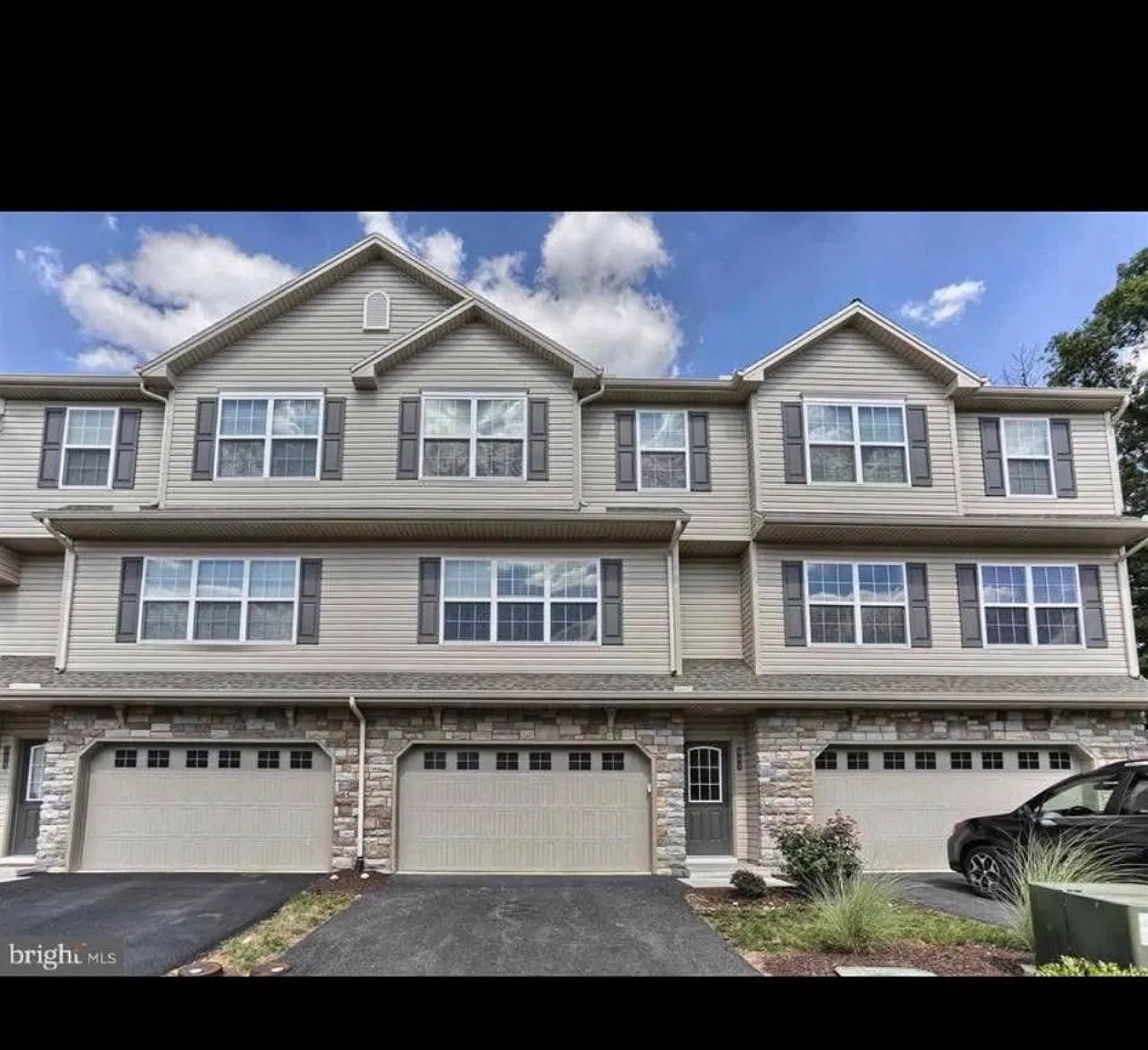 3 bed, 2.5 bath, 2143 sqft, $2,000 — Photo 1