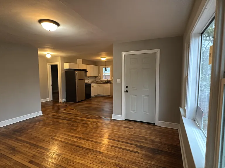 429 Henry St — Photo 8