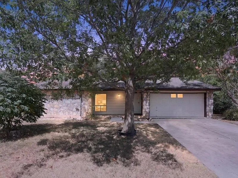 3 bed, 1359 sqft, $1,750 — Photo 2