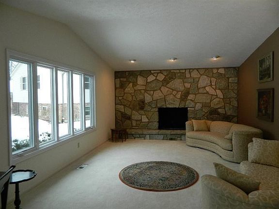 3rd image of 902 Cedar Creek Cir
