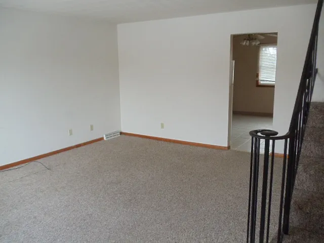 PICTURE OF LIVIMG ROOM