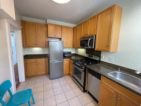 4th image of 1075 Pacific Ave