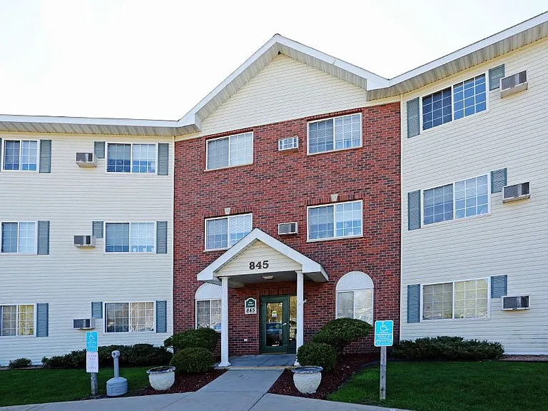 BAY MANOR APARTMENTS — Photo 3
