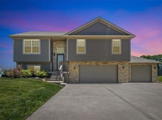 18307 Rock Creek Dr, Smithville, MO 64089