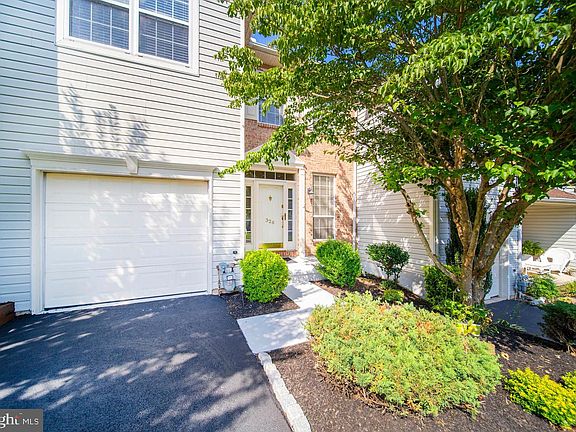 3rd image of 326 S Waterford Ln