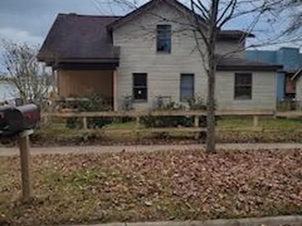 303 W 1st St, Fennville, MI 49408