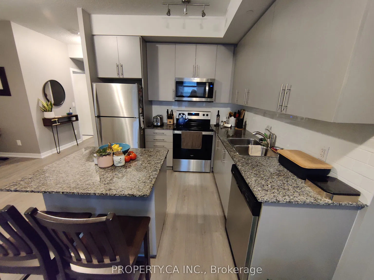 85 Duke St W — Photo 4