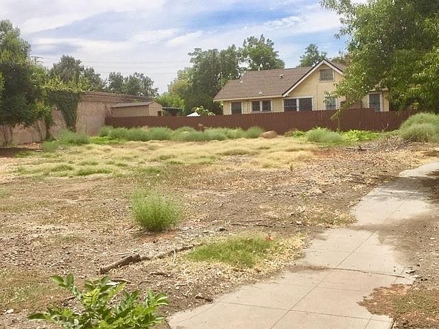2nd image of 2074 E Myrtle St