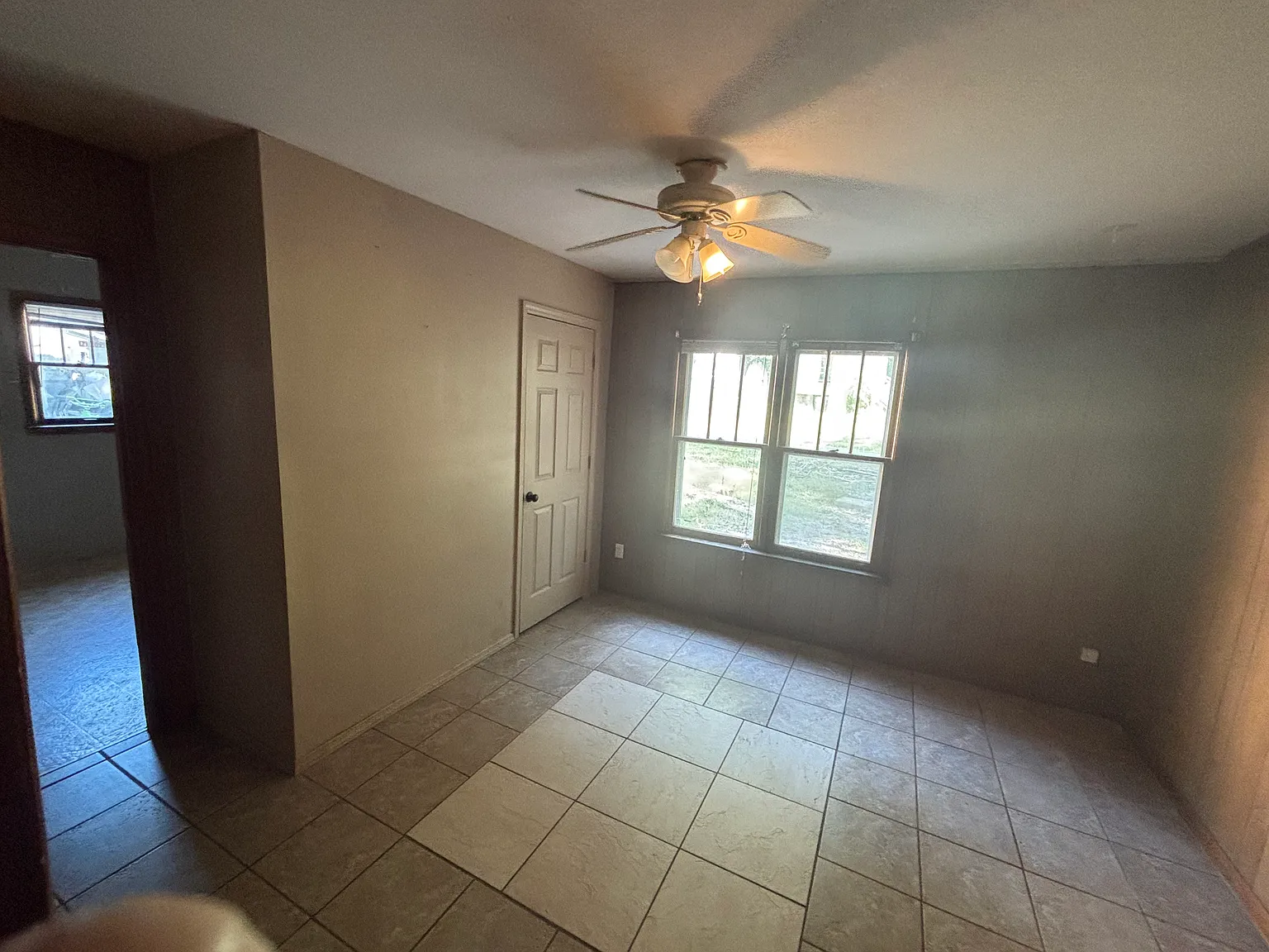 3 bed, 1250 sqft, $1,100 — Photo 2
