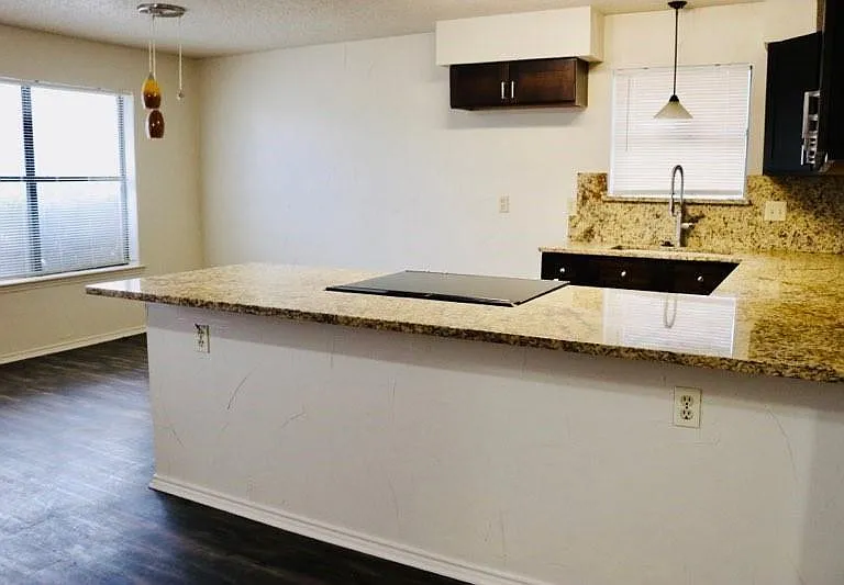 302 Shady Valley Dr — Photo 2