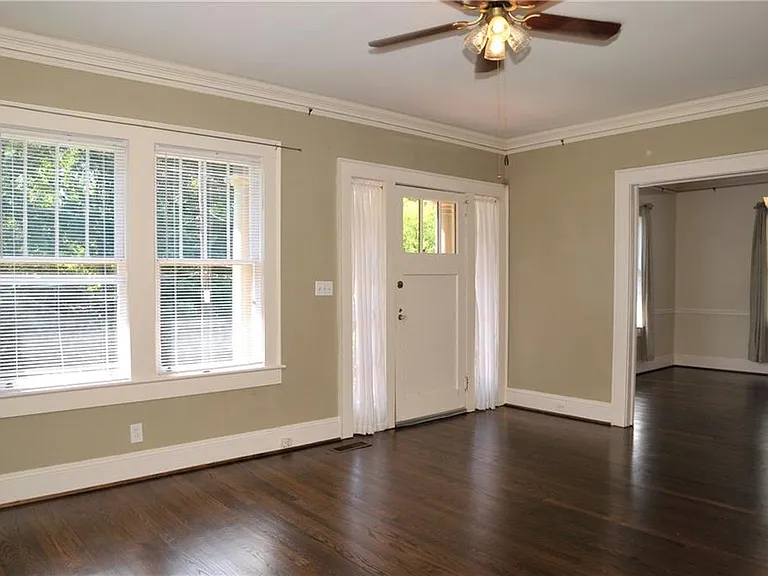 602 Sherwood Rd NE — Photo 2