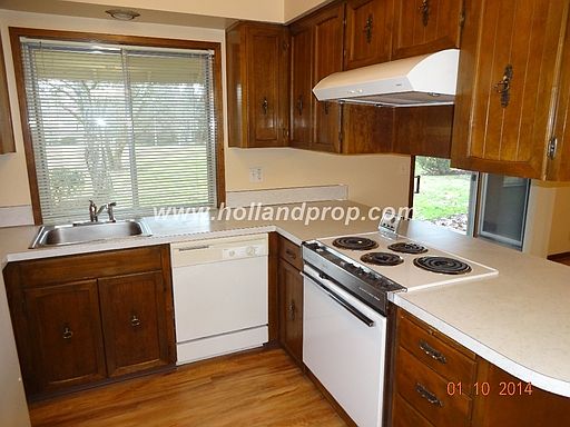 5th image of 2402 SE Meadow Lark Dr