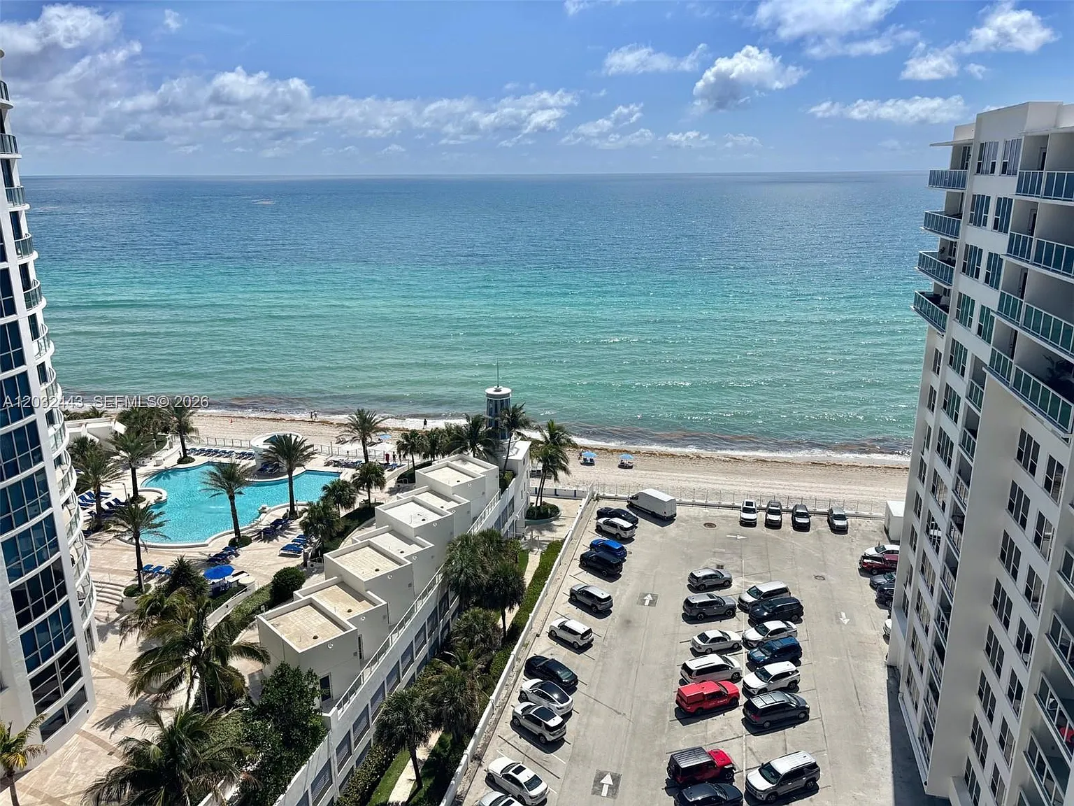 Alexander Towers Condo — Photo 3