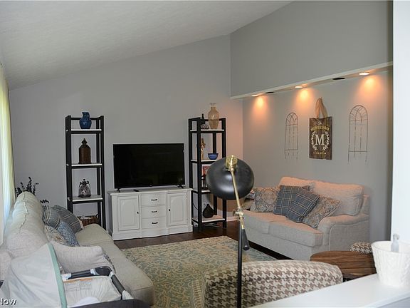 3rd image of 10615 Hickory Hill Ct
