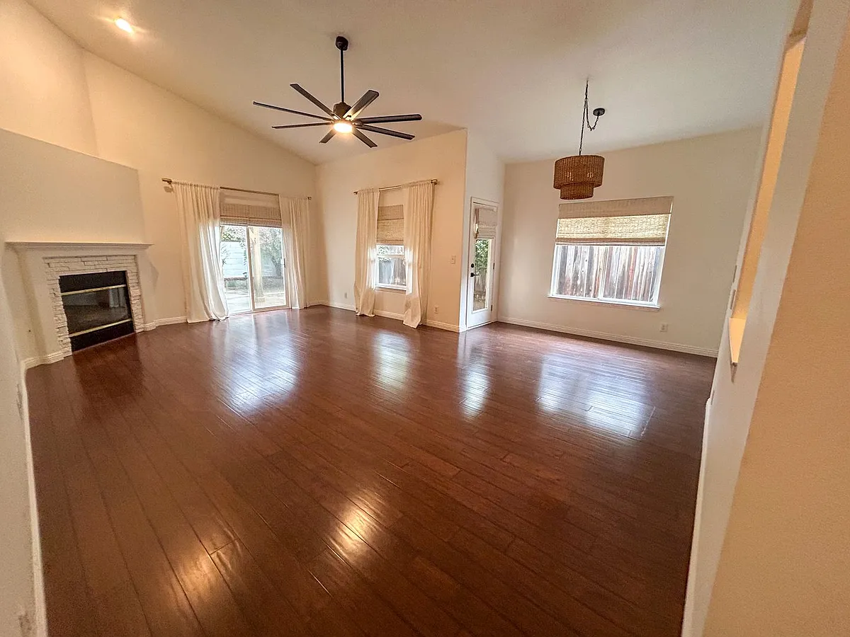 Building Photo - 2038 Huntington Dr