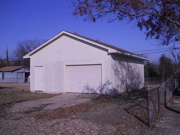 3rd image of 571 Bluebird Ln