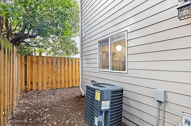 570 NE 55th Ave — Photo 27