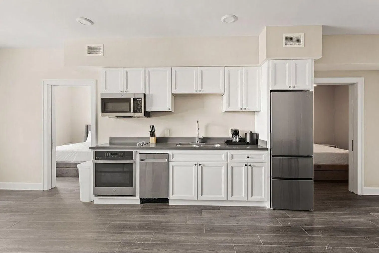 2 bed, 2.0 bath, 624 sqft, $9,736 — Photo 3