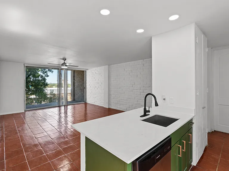 Four Oaks Apartments — Photo 15