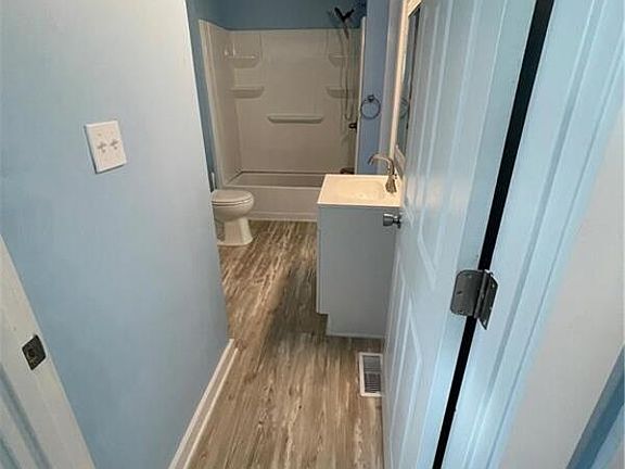 3rd image of 530 1/2 Pleasant St #2