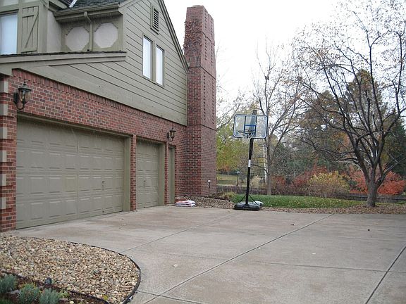 3 car garage-expansive drive