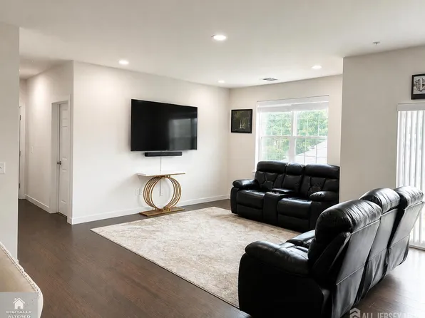 732 Lorhan Dr, Piscataway, NJ 08854